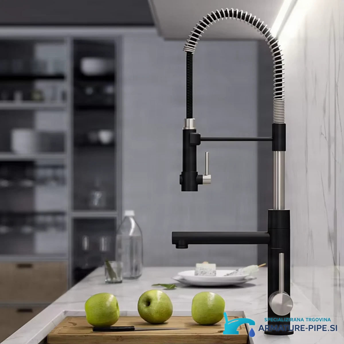 Kuhinjska armatura ELITE EDITION KFD1693 v uporabi: svetel pult z marmorno steno