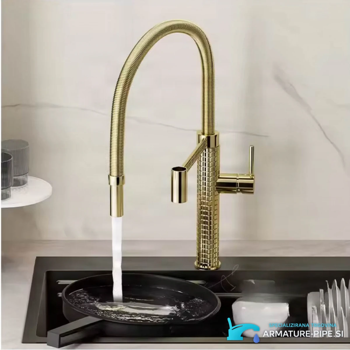 Kuchyňská baterie KS1220 v provozu nad černým dřezem