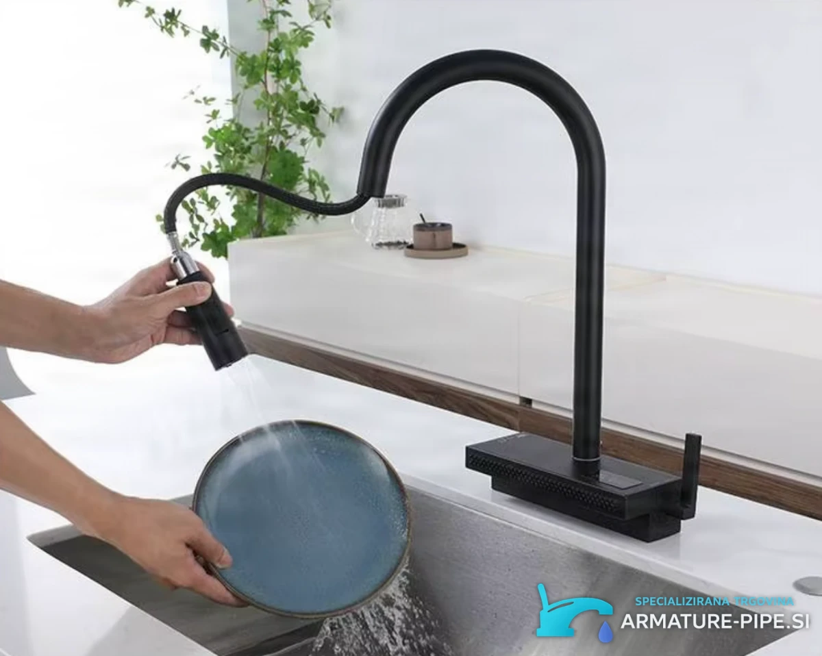 Kuhinjska armatura ELITE EDITION KFS1442 v uporabi: izvlečna prha za pomivanje posode