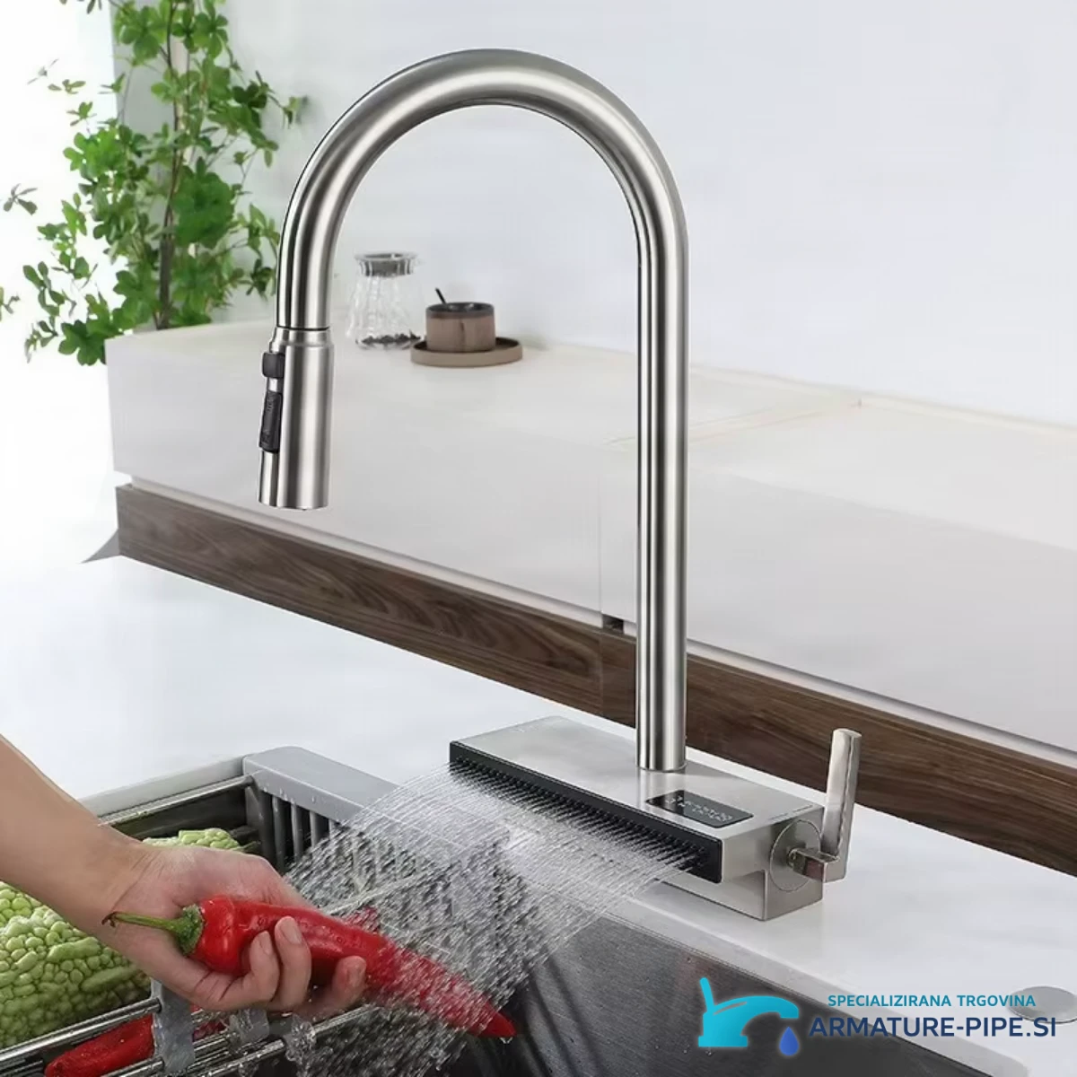 Kuhinjska armatura ELITE EDITION KFS1442 v uporabi: pranje zelenjave v koritu