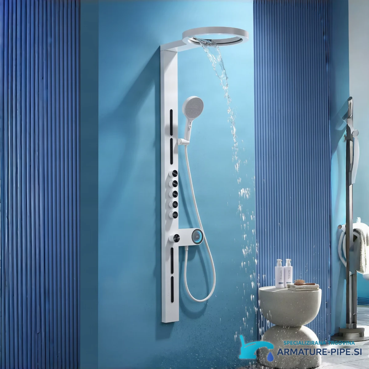 Bathroom Brass Digital ELITE EDITION BSW1726 v uporabi: bela izvedba v modri kopalnici