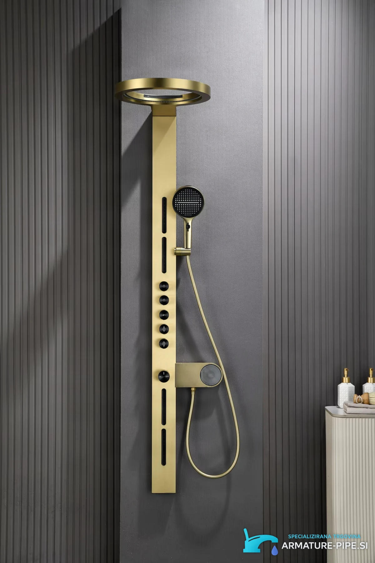 Bathroom Brass Digital ELITE EDITION BSW1726 v uporabi: zlat panel na sivi steni