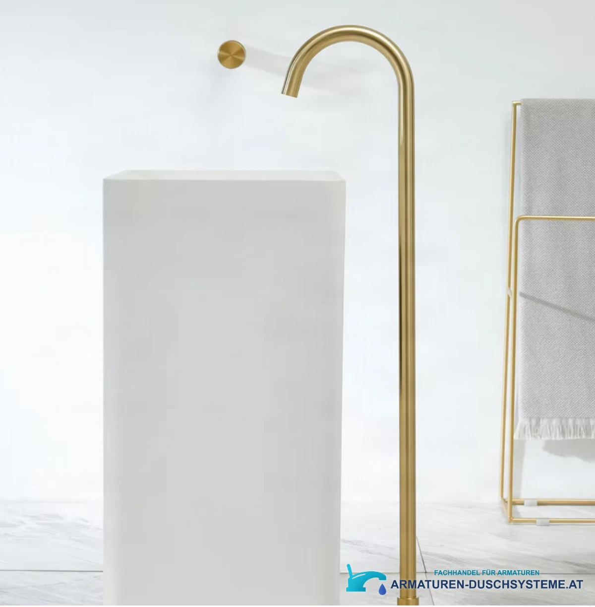 Freistehende Bodenarmatur BSF1025 in gebürstetem Gold
