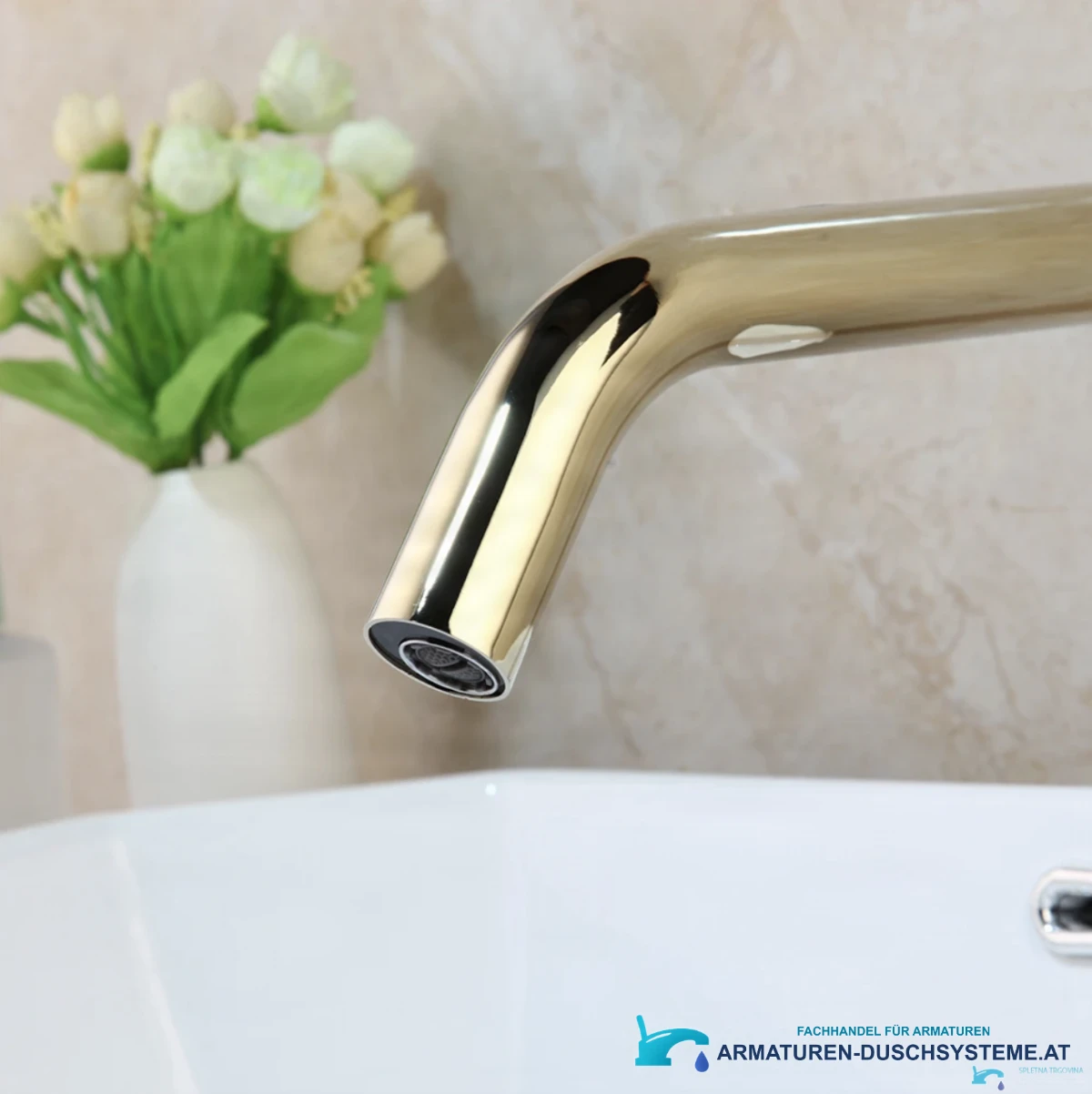 Detail von Sensor und Strahlregler der goldenen Sensor-Wandarmatur BWS1254