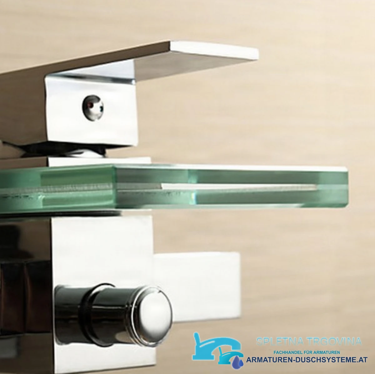 Detail von Hebelgriff, Glasauslauf und Bedienknopf der Glas-Wannenarmatur SK9024