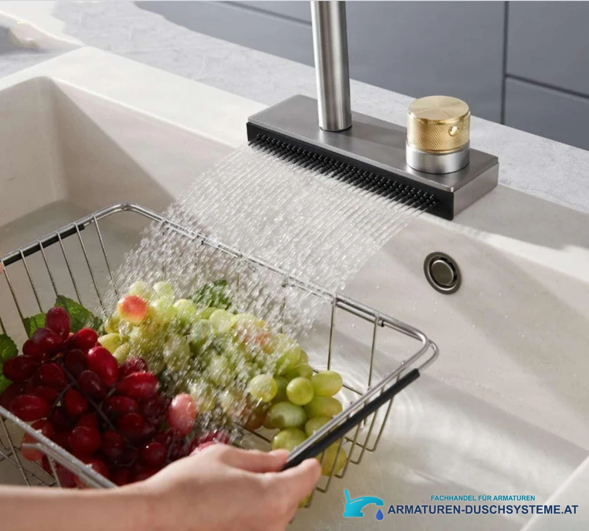 Küchenarmatur mit breitem Wasserfall KW1599 in gebürsteter Edelstahloptik