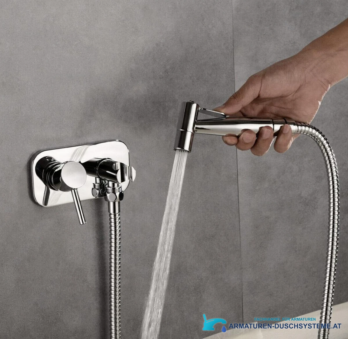 Unterputz-Wandarmatur für Bidet BB1637 in Gebrauch mit laufender Handbrause