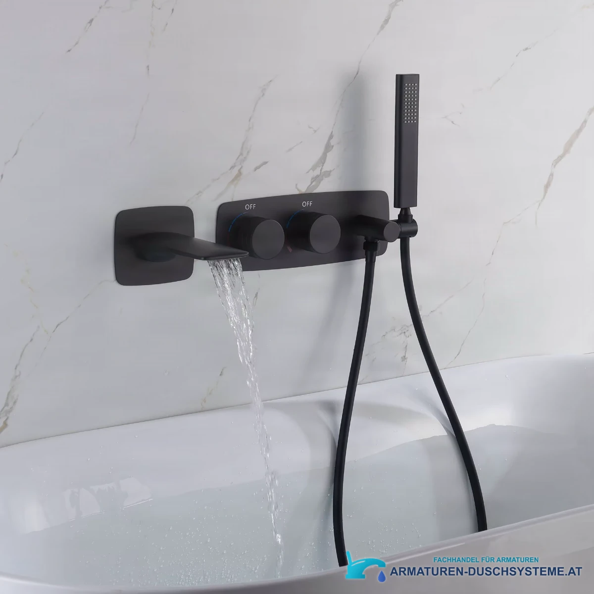All ELITE EDITION BSC1715 im Einsatz: schwarze Wannenarmatur an Wand in Marmoroptik