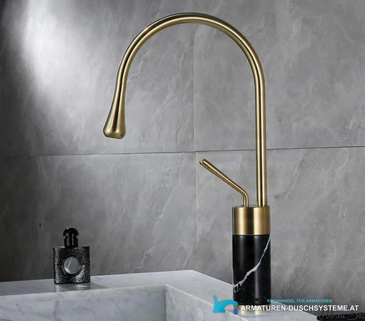 Waschtischarmatur EYN aus Messing mit schwenkbarem Auslauf BF0954 in Gold und schwarzer Marmoroptik
