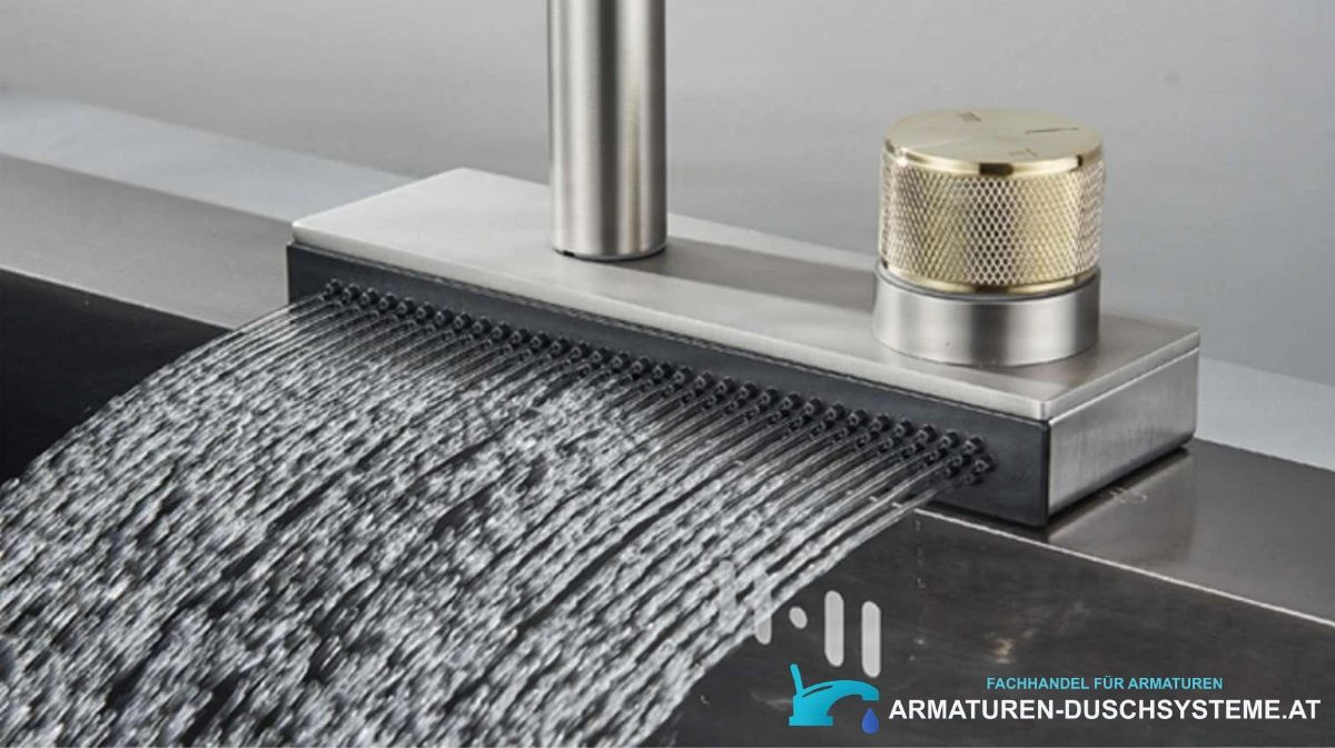 Detail des breiten Wasserauslasses der Küchenarmatur KW1599
