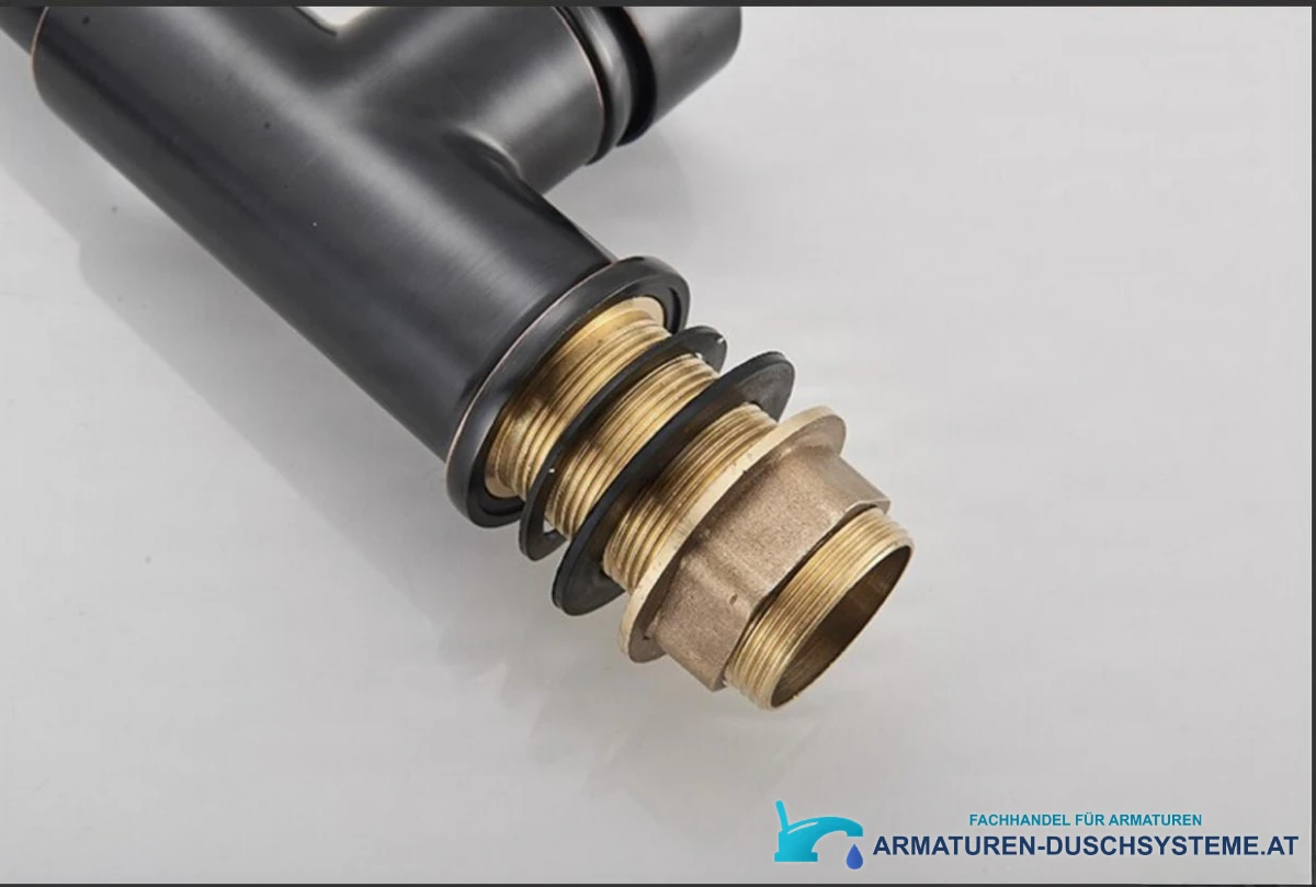 Detail des Messing-Gewindeanschlusses der schwarzen Küchenarmatur 0141b
