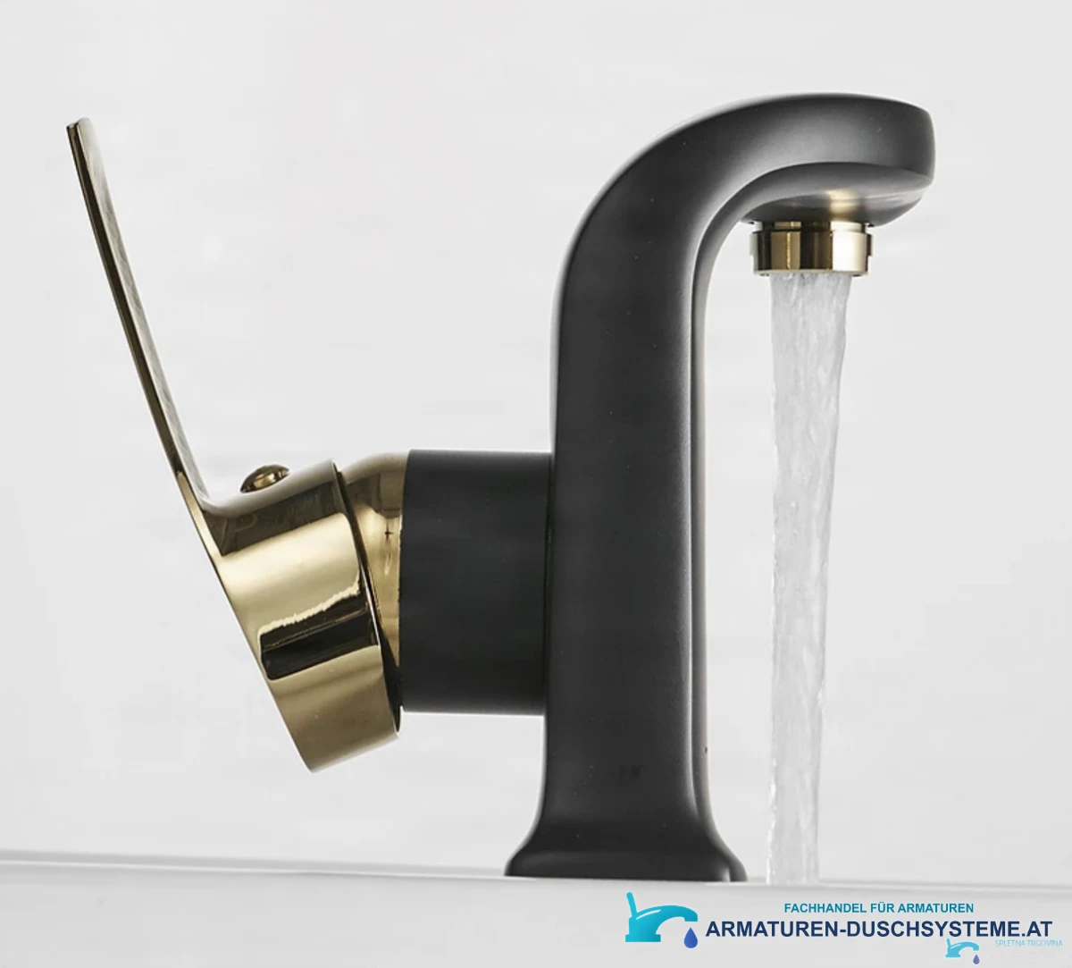 Waschtischarmatur NB4009 — Seitenansicht mit Wasserstrahl