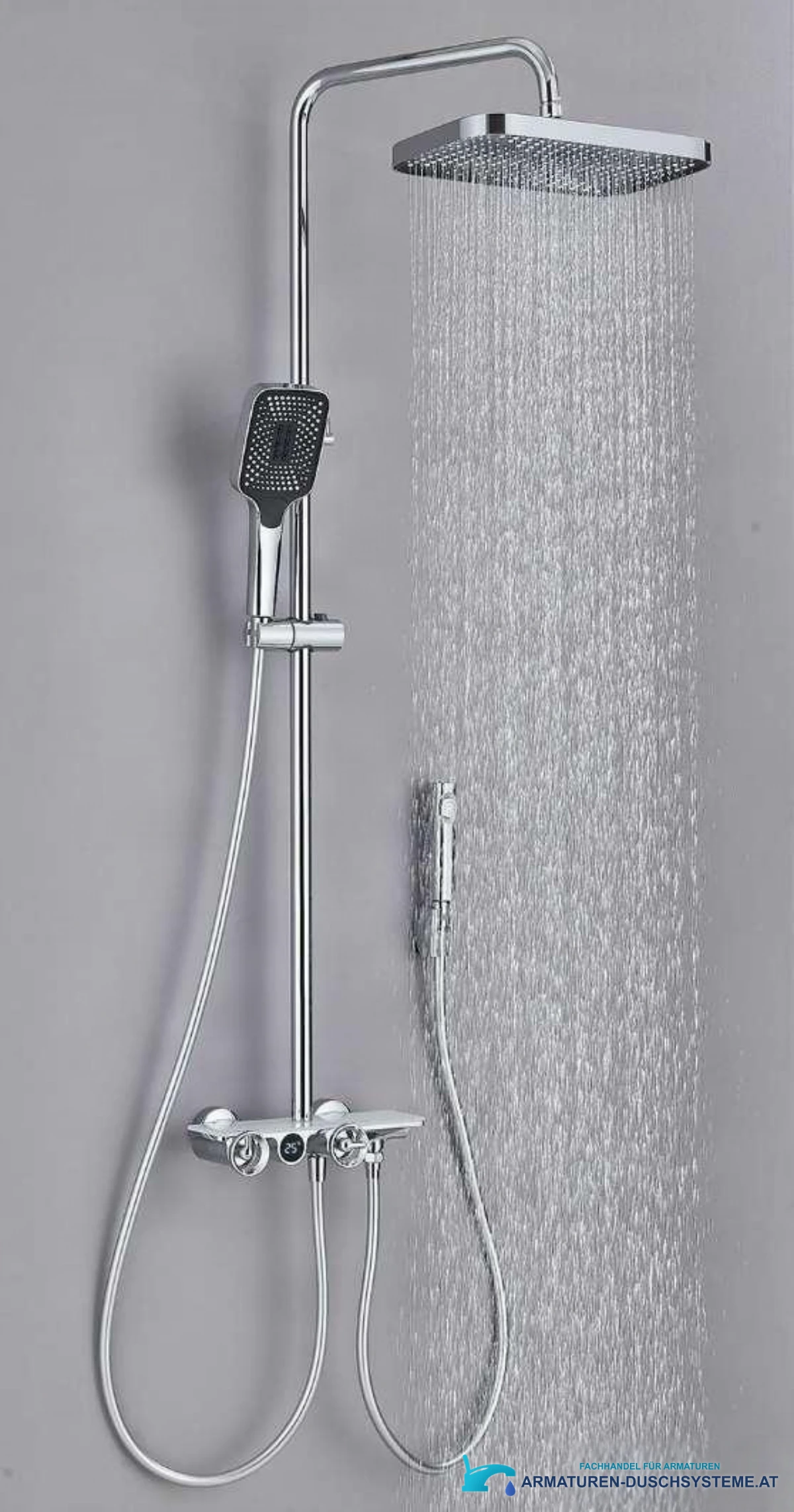 Thermostatisches digitales Duscharmatur-Set ELT1104 in Gebrauch: Dusche an grauer Wand