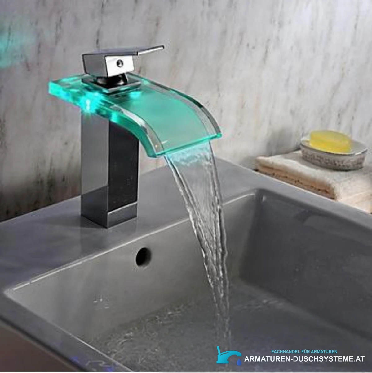 LED-Badarmatur EYN MF313 in poliertem Chrom mit Glas-Wasserfall