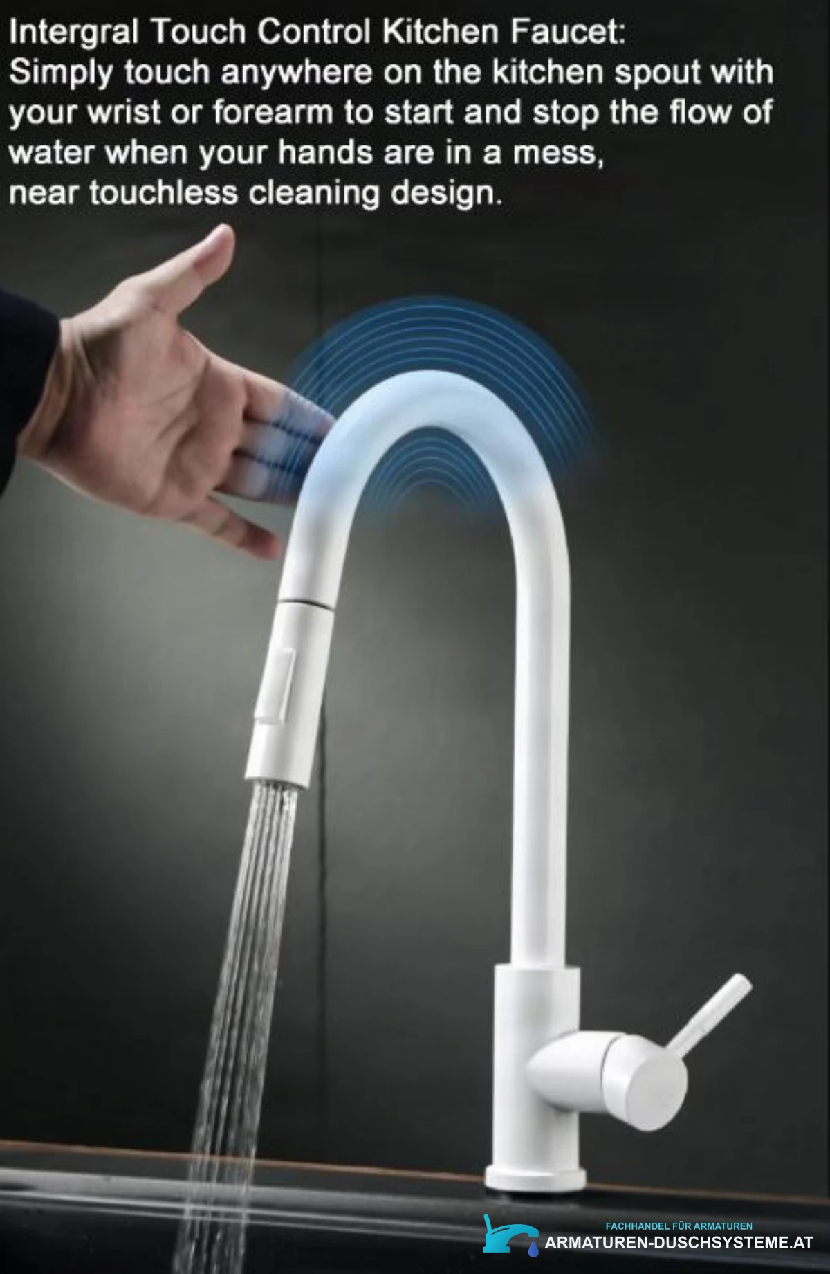 Touch-Steuerung der ausziehbaren Küchenarmatur BS1333 am mattweißen Auslauf