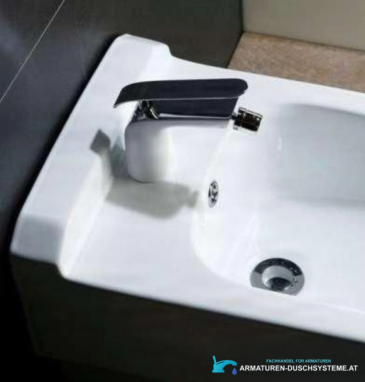 Weiße Badarmatur woo-6963 im Einsatz auf einem Bidet mit schwarzem Chromhebel