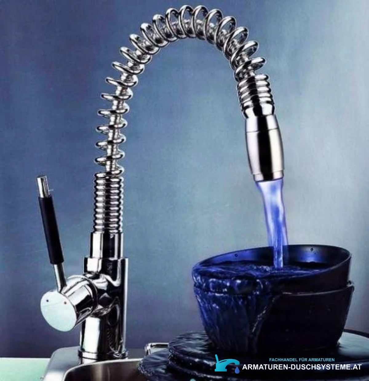 LED-Leuchte für Küchenarmatur LED694 im Einsatz: blau beleuchteter Wasserstrahl