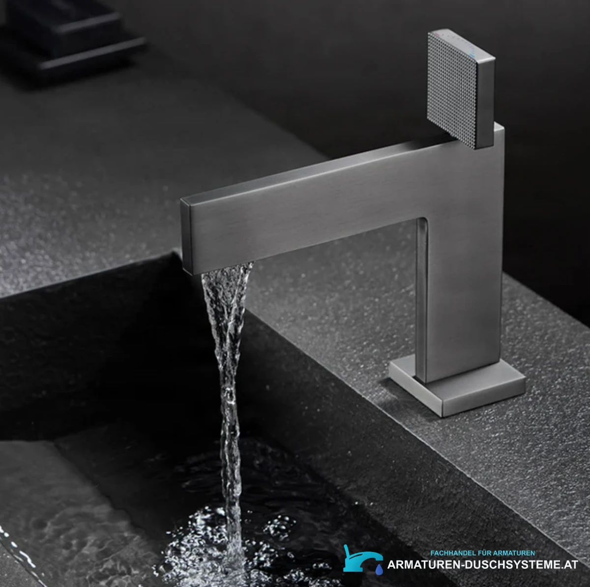 Luxus-Badarmatur ELITE EDITION BS1420 im Einsatz mit breitem Wasserstrahl