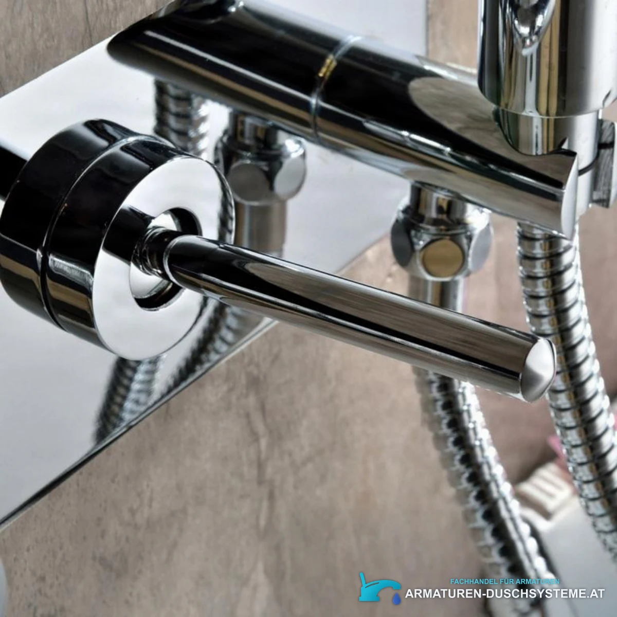 Detail von Bedienhebel und Auslauf der LED-Wandarmatur für die Badewanne SAK9671