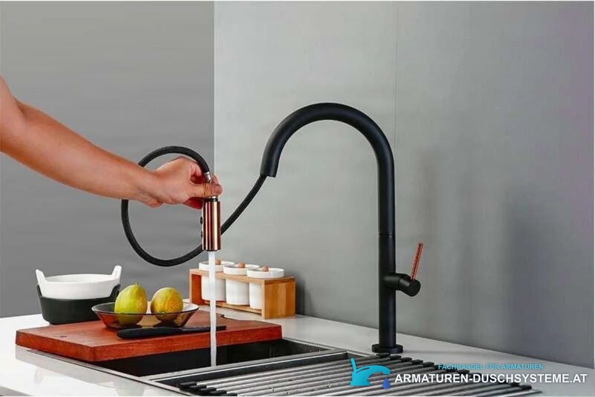 Küchenarmatur woo-13826 — ausgezogene Brause mit gebündeltem Wasserstrahl