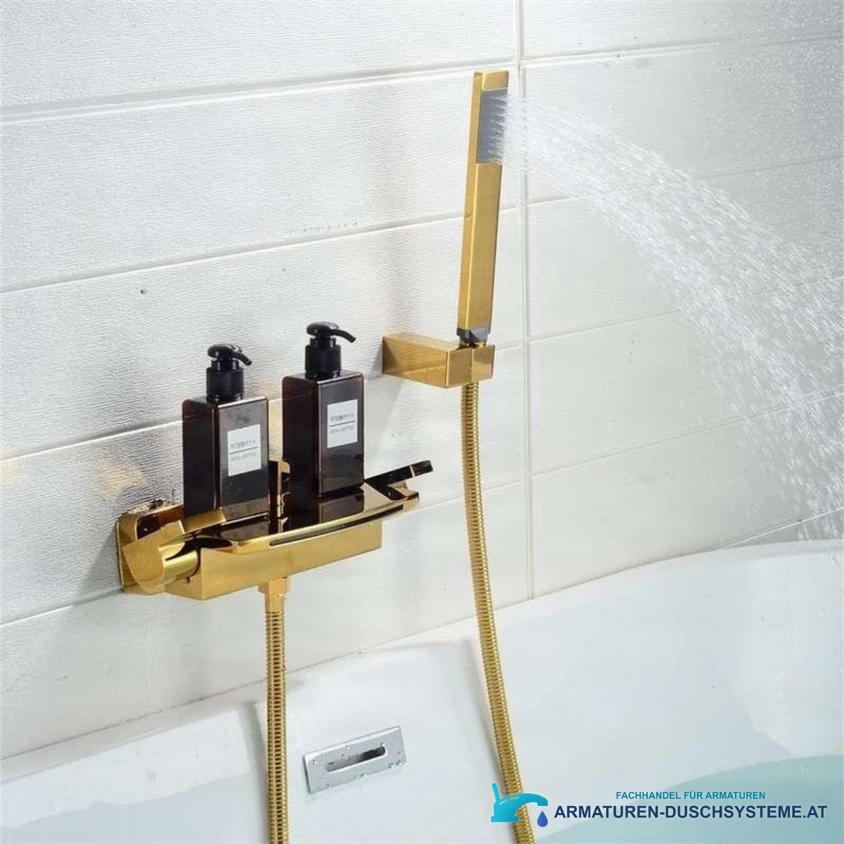 Badewannenarmatur ZP1920 im Einsatz: goldfarbene Wandmontage an der Badewanne