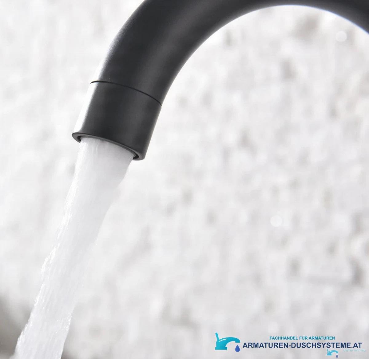 Detail des gebogenen Auslaufs der Küchenarmatur EYN NT1255 mit Wasserstrahl