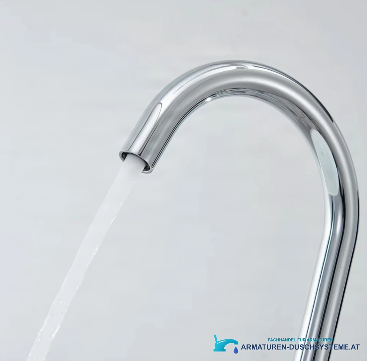 Detail des gebogenen Chromauslaufs der Waschtischarmatur BSF1025 mit Wasserstrahl