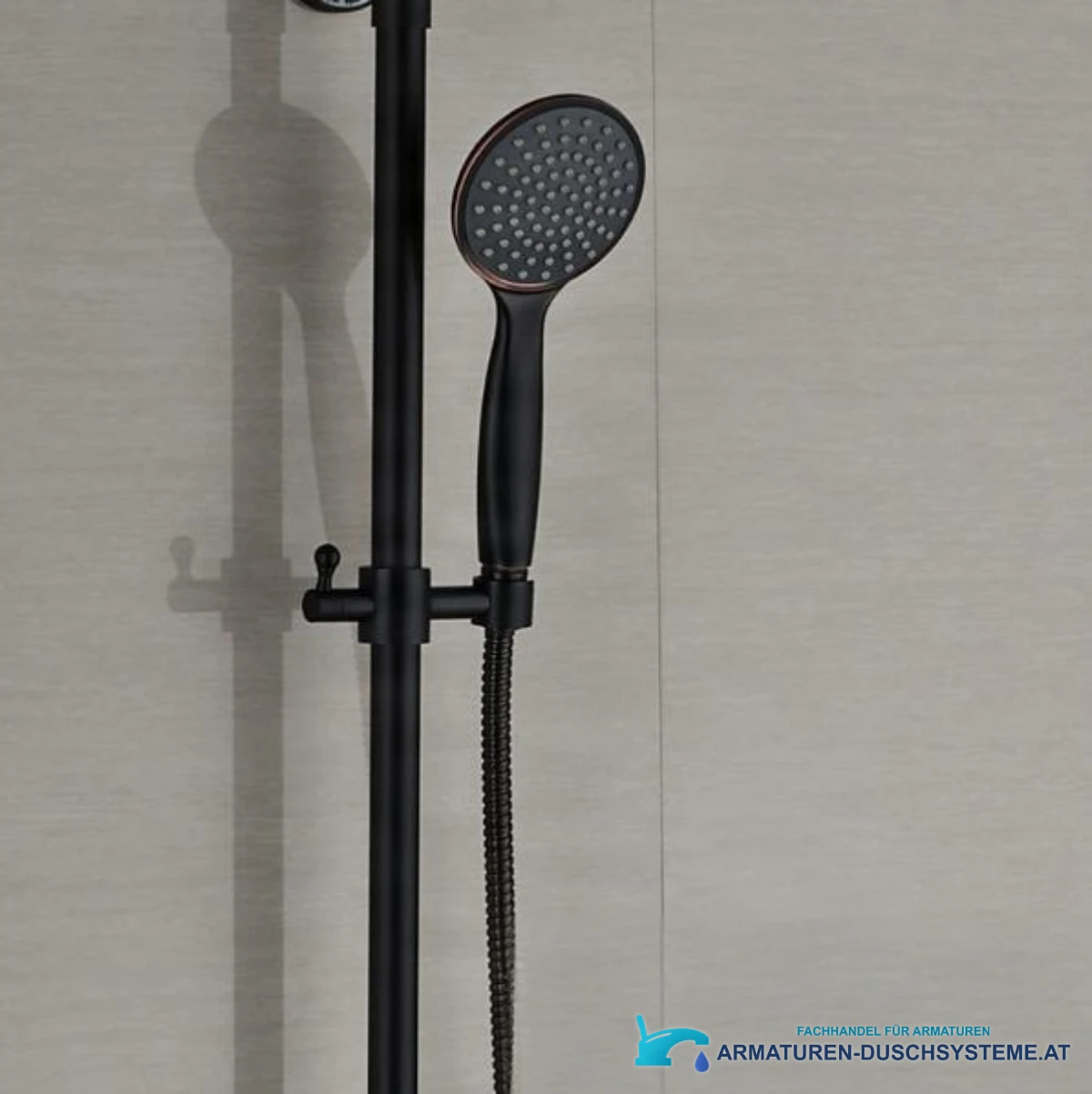 Detail der runden Handbrause des schwarzen Duschsystems NTC79887