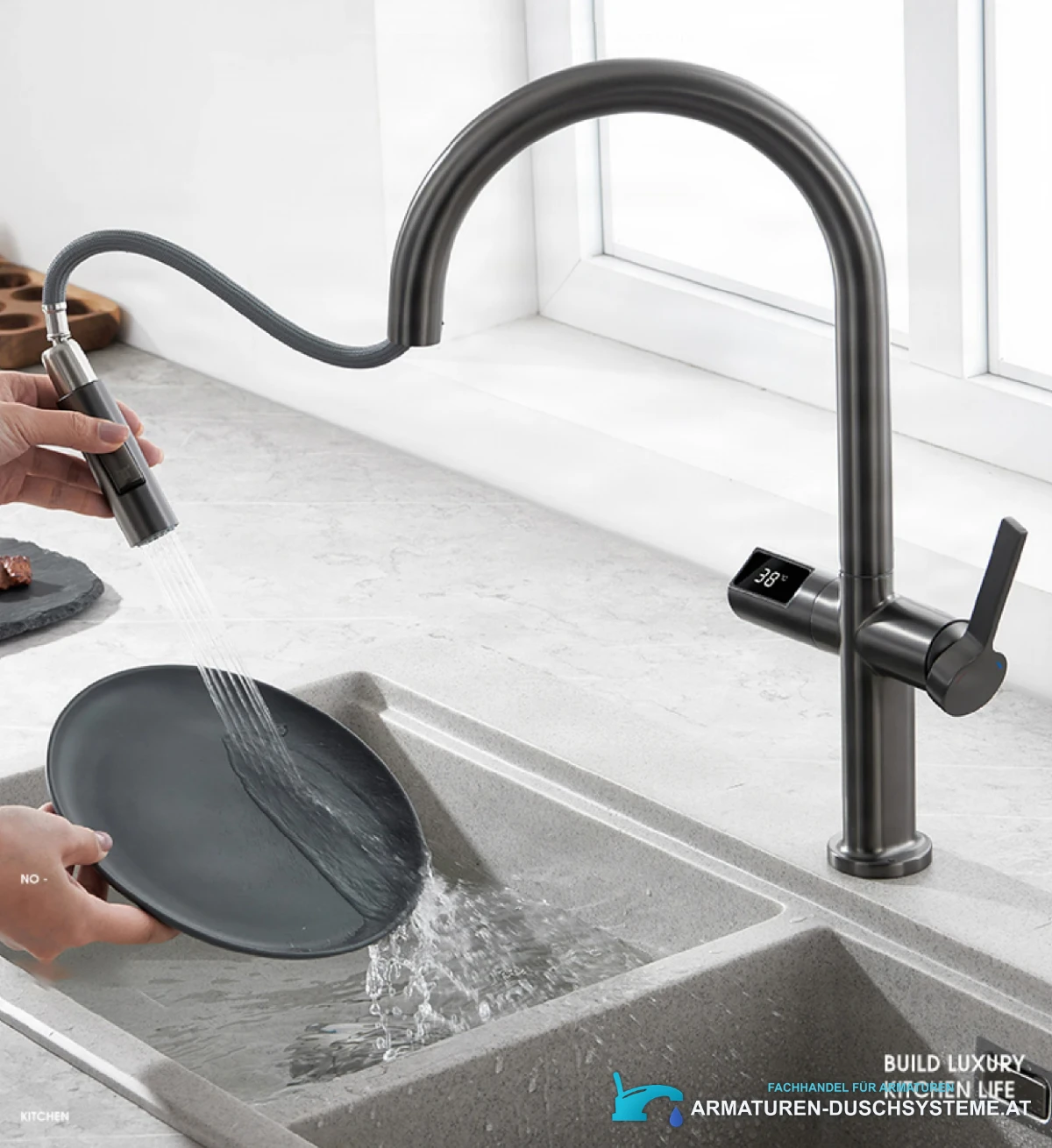 Küchenarmatur ELITE EDITION KSS1700 im Einsatz: Teller mit ausziehbarer Handbrause abspülen