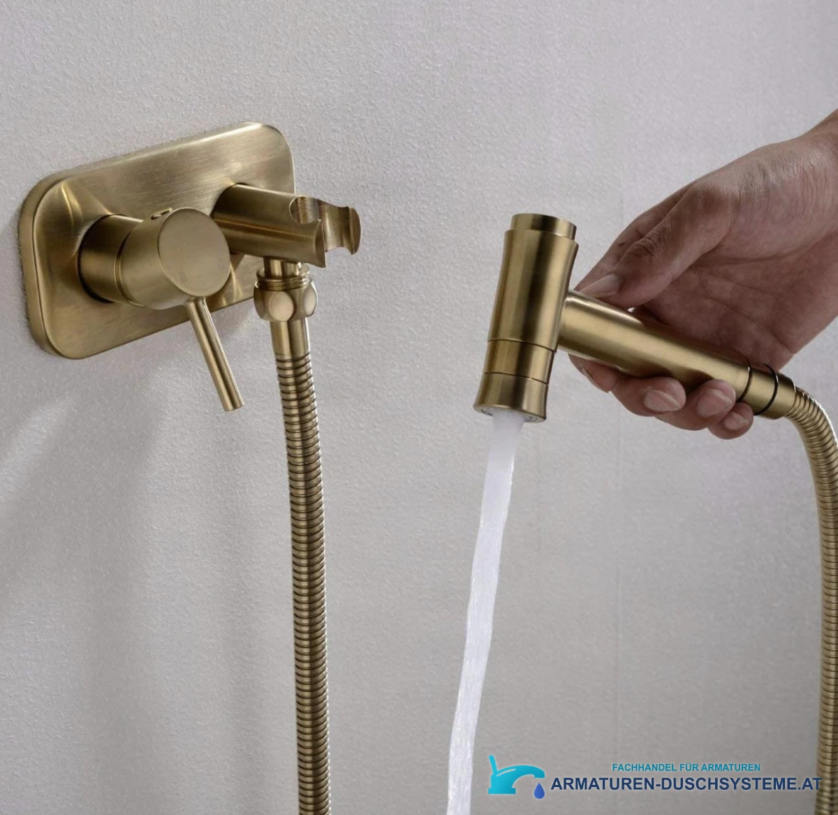 Unterputz-Wandarmatur für Bidet BB1637 in Gebrauch mit gebündeltem Wasserstrahl