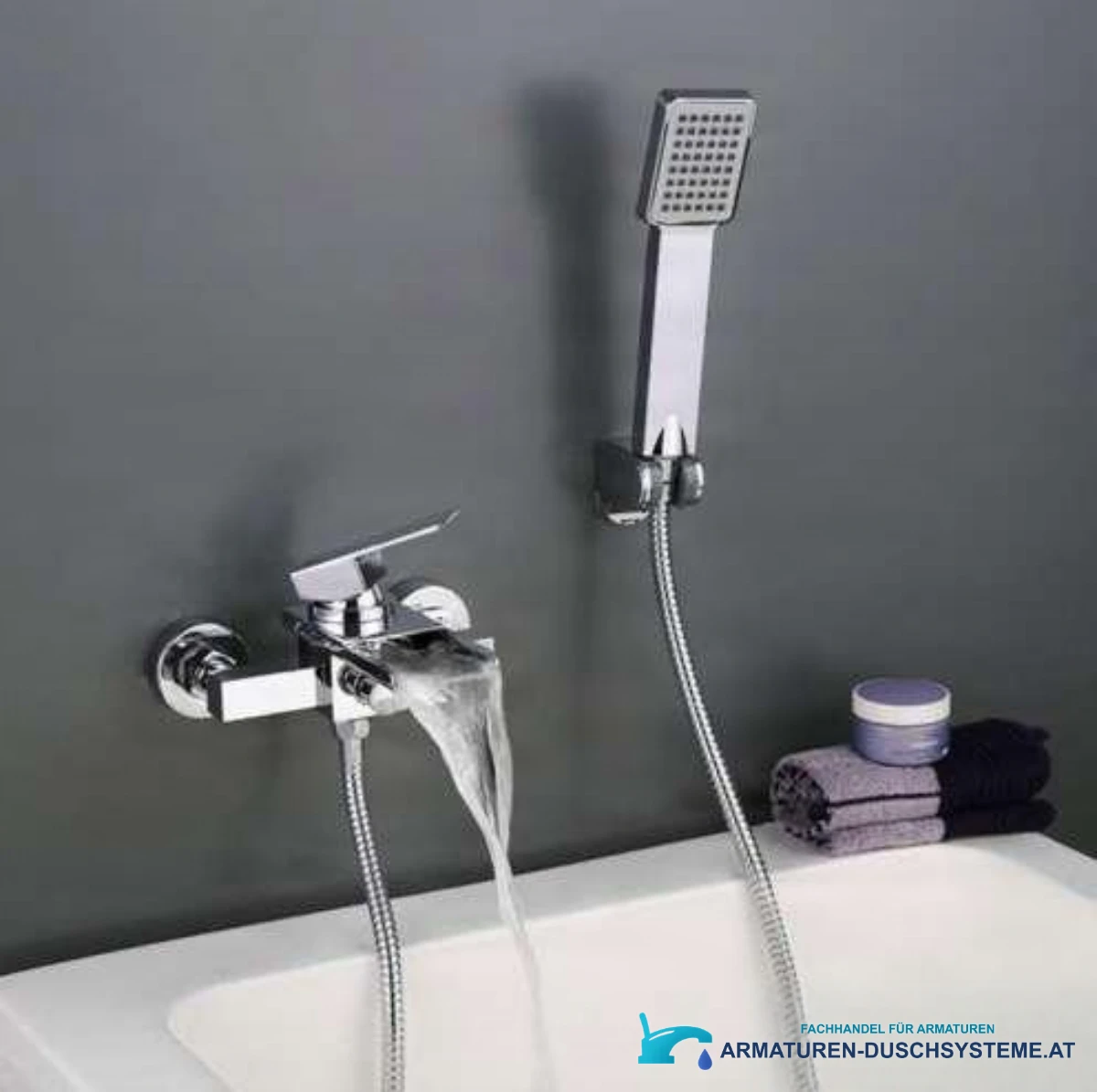 Wannenarmatur SK3542 mit Wasserfallauslauf und Handbrause an der Badewanne