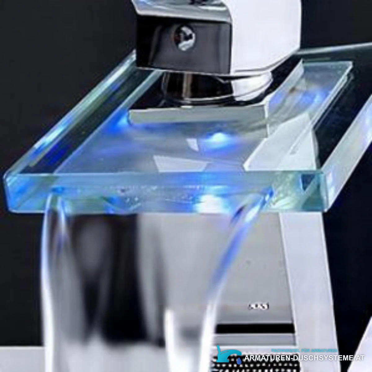 Detail des beleuchteten Glasauslaufs der Wasserfallarmatur EYN cq0812
