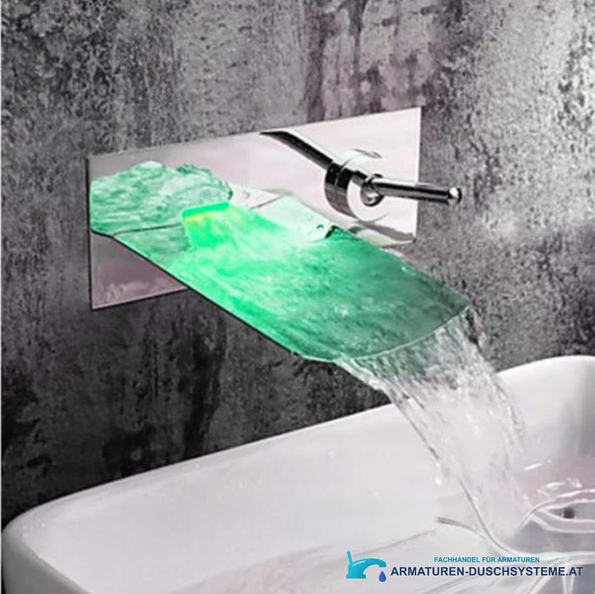 LED-Wandarmatur fürs Bad EYN SK 0559 woo-1532 in Gebrauch am weißen Waschbecken