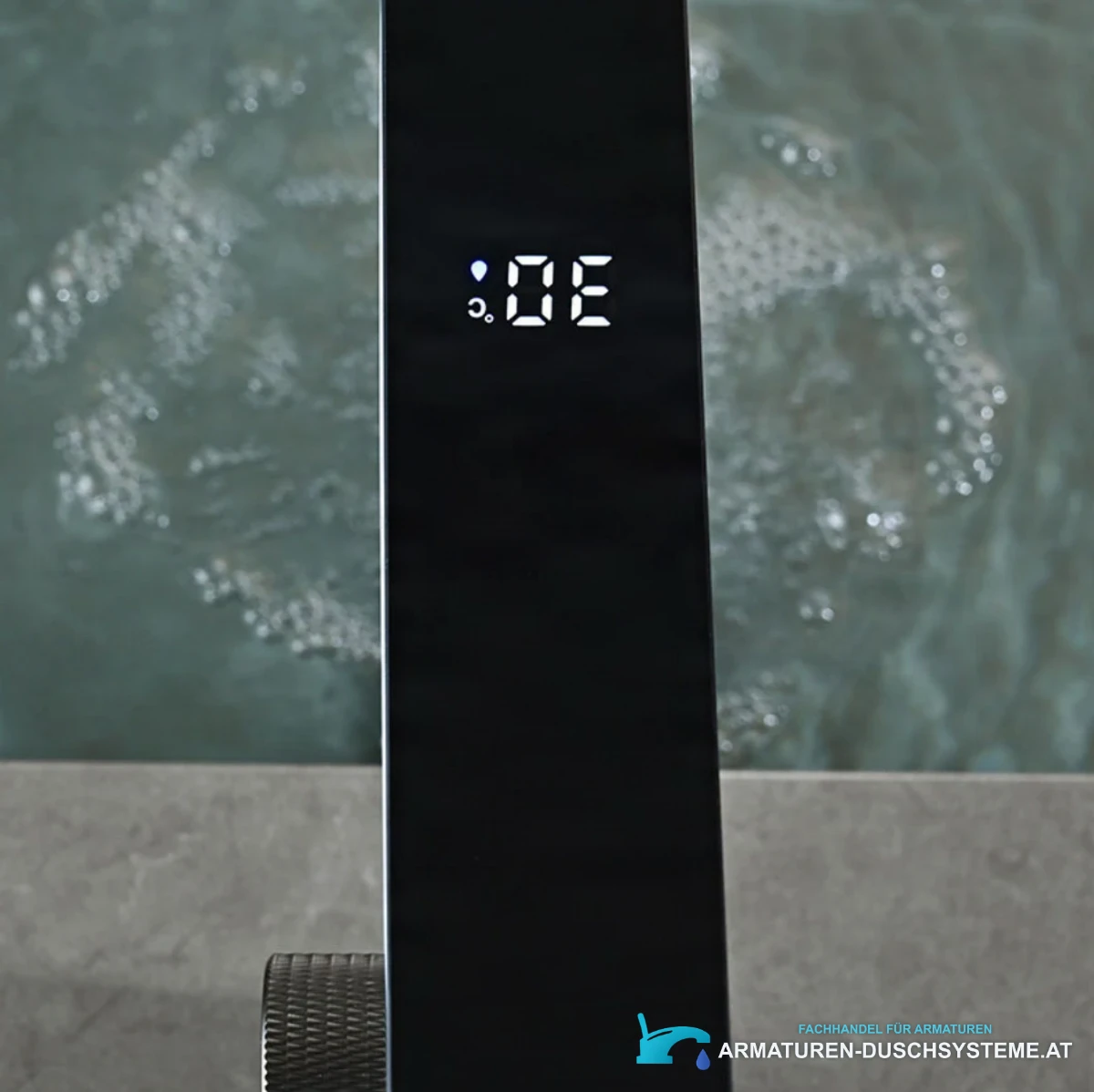 Detail der LED-Temperaturanzeige der Waschtischarmatur ELITE EDITION BS1826 bei 30 °C