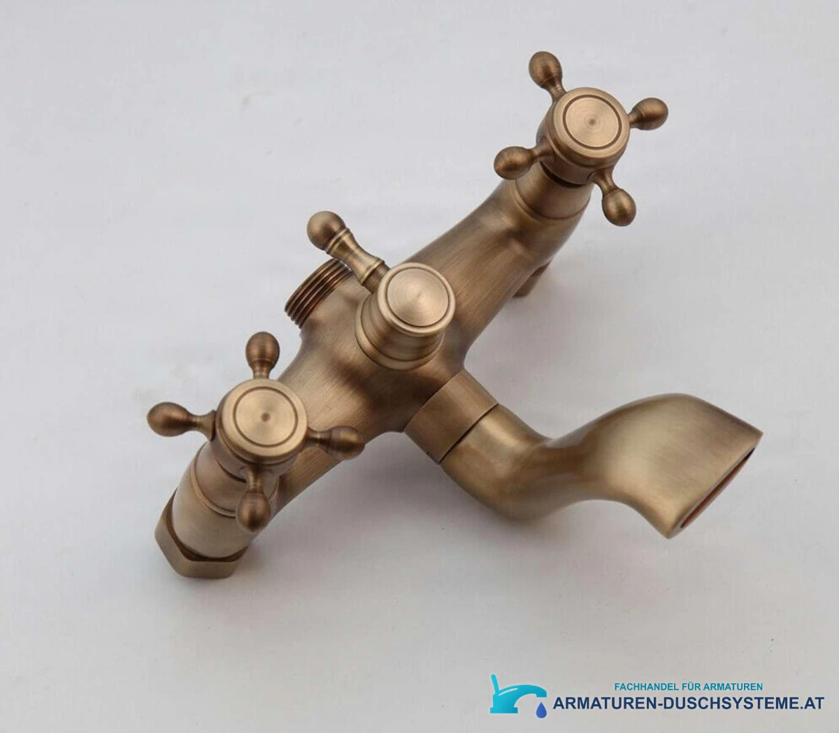 Detail des Armaturenkörpers in Antikbronze am Aufputz-Duschsystem