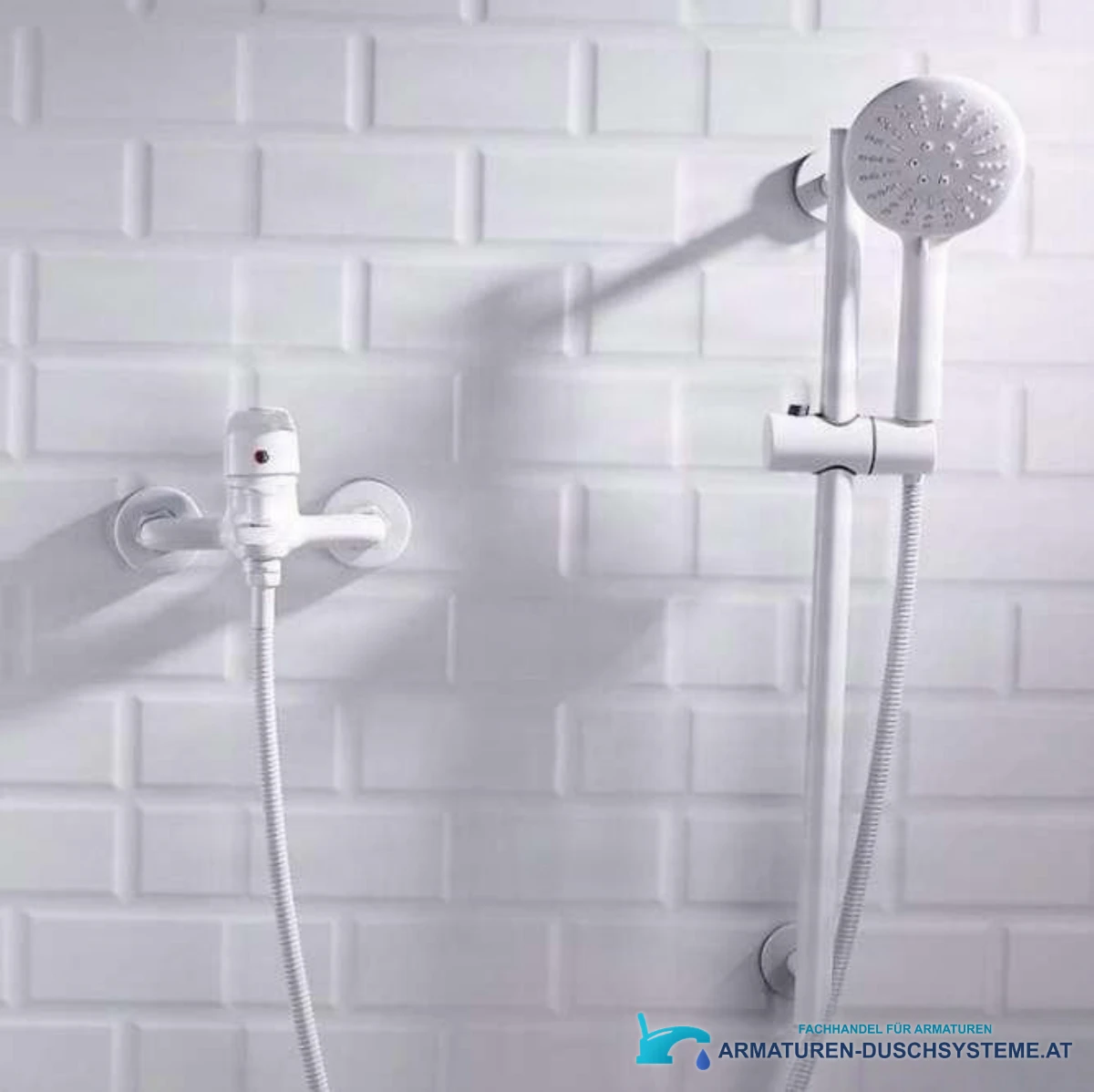 Weiße Badewannenarmatur BKP1457 im Bad mit Brausestange und Handbrause