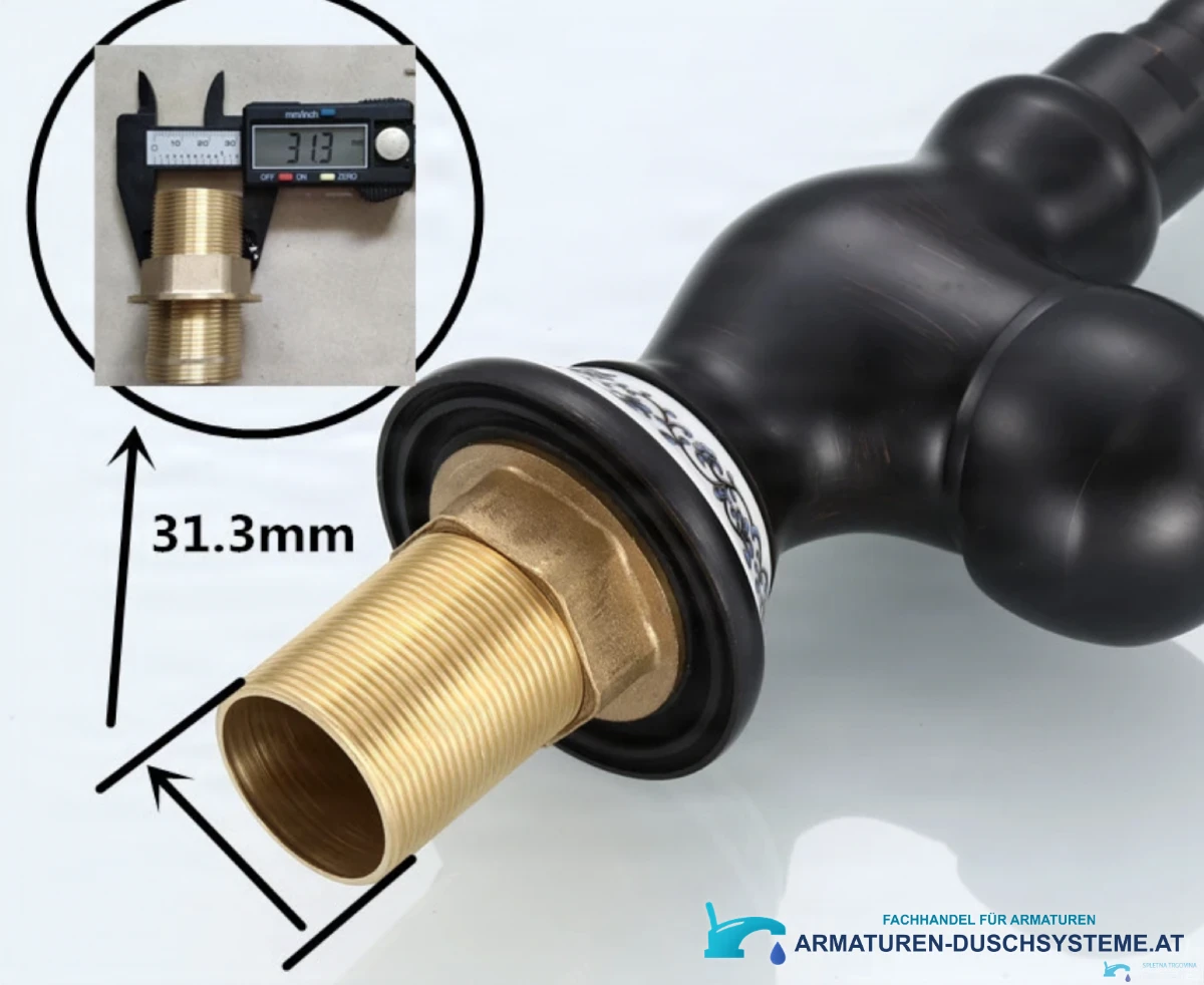 Detail des goldfarbenen Gewindeschafts der antiken Armatur BV46982