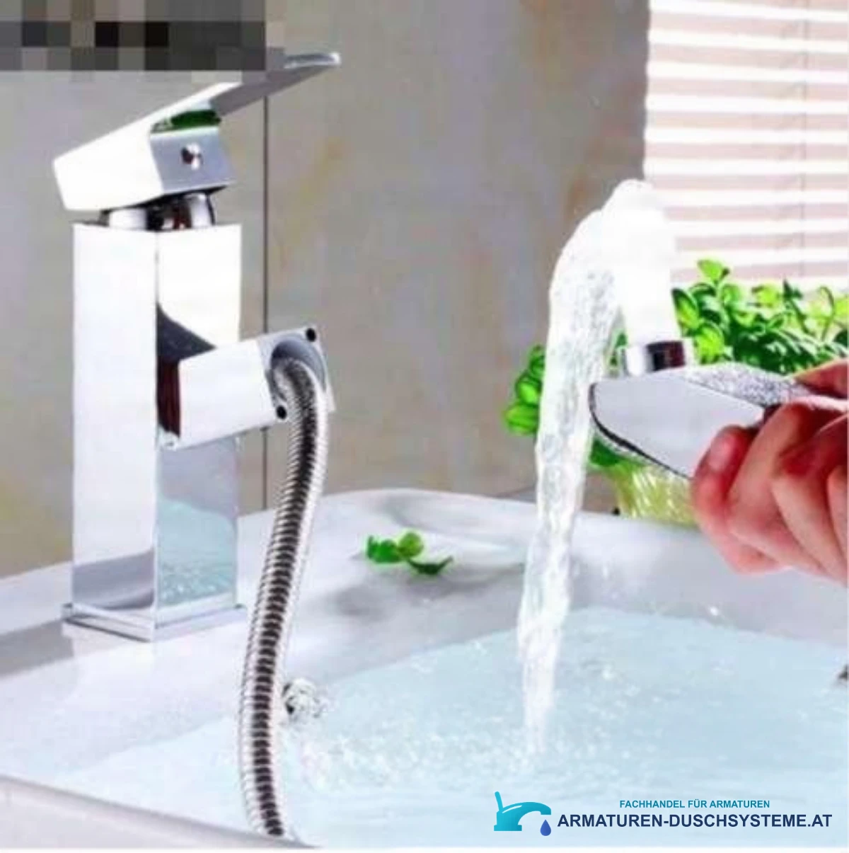 Ausziehbare Badarmatur woo-3059 in Gebrauch am Waschtisch mit laufendem Wasser