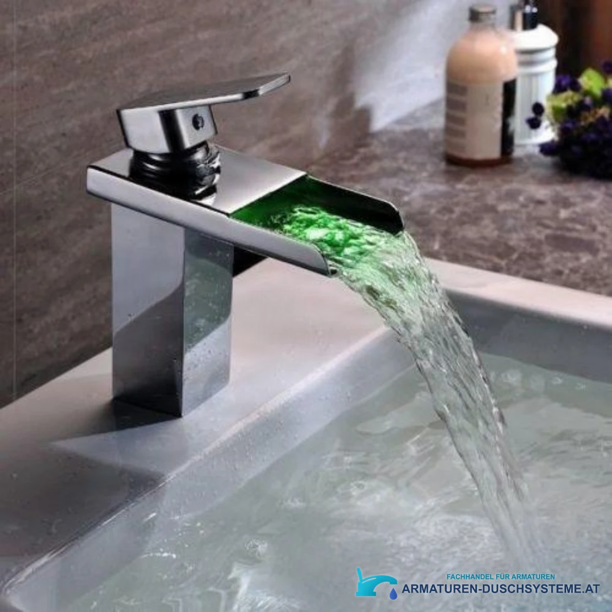 Wasserfall-Waschtischarmatur EYN206 in glänzendem Chrom mit grün beleuchtetem Wasserstrahl