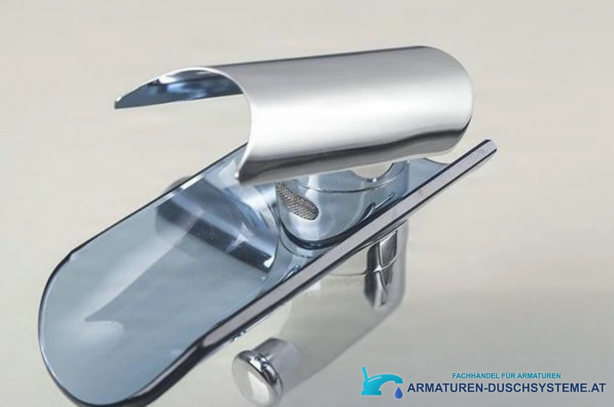 Detail von Wasserfallauslauf und Zylinderhebel der Wannenarmatur SK5549