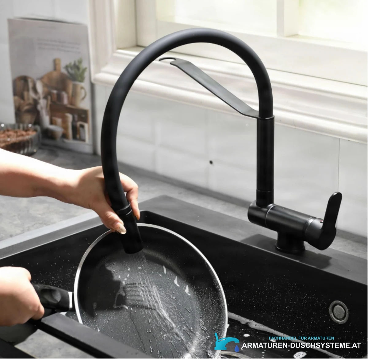 Detail des ausziehbaren Brausekopfs der klappbaren Küchenarmatur ELITE EDITION KW1202