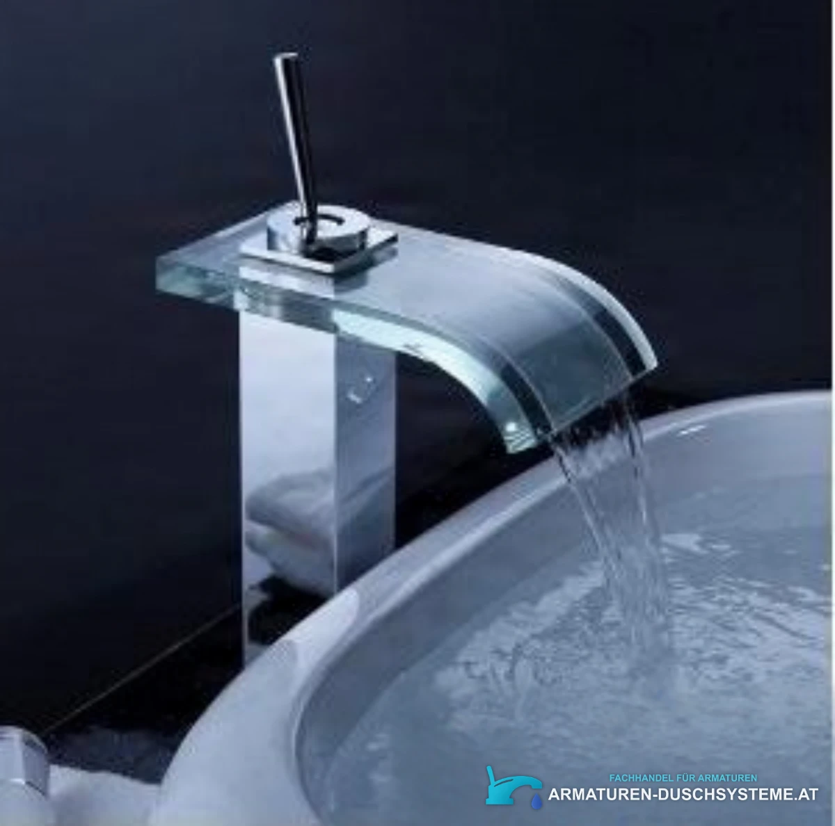 Waschtischarmatur EYN0145 – seitliche Ansicht des gebogenen Glasauslaufs mit Wasserfall