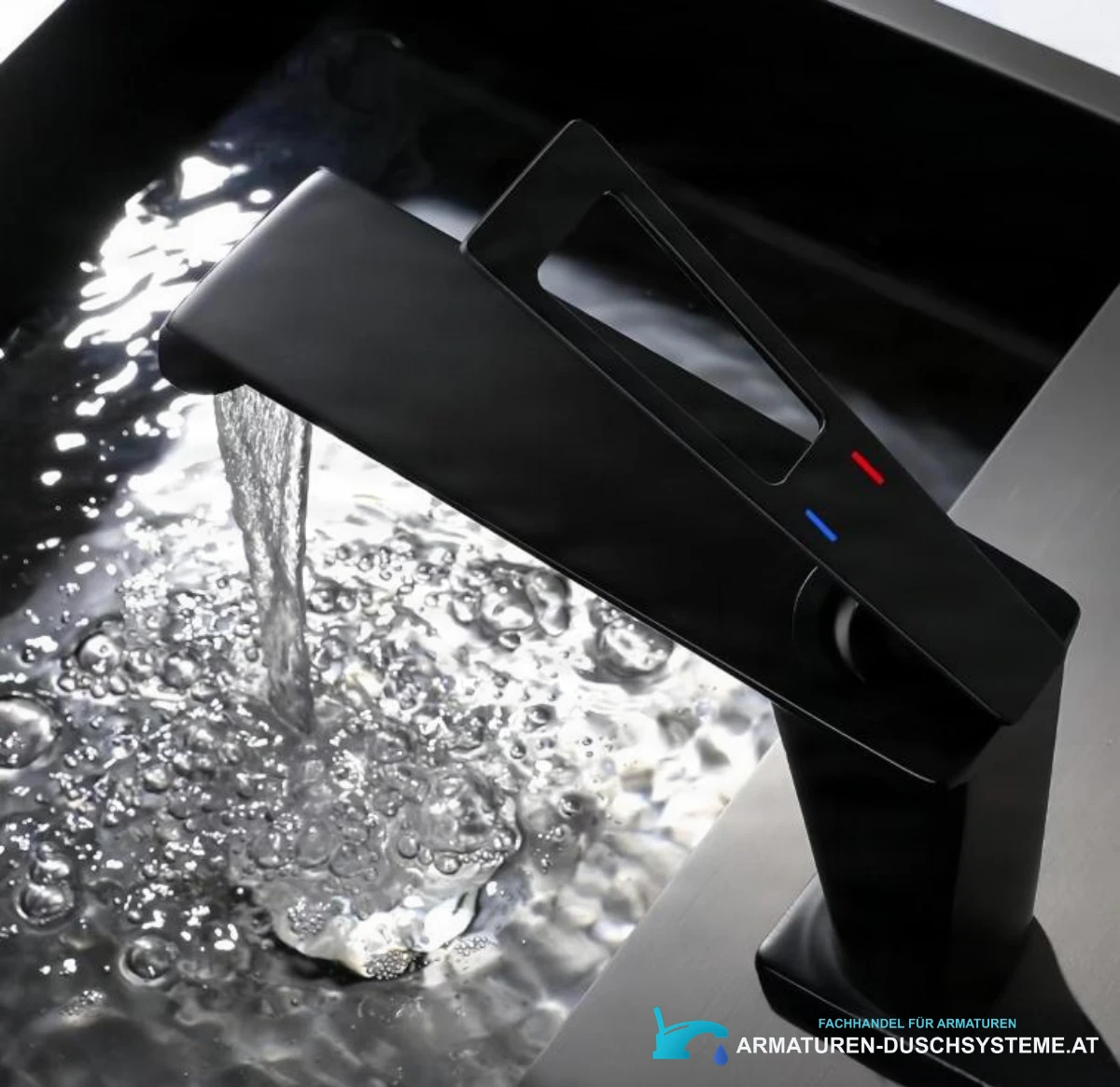 Waschtischarmatur ELITE EDITION BBS1257 im Einsatz: schwarzes Waschbecken mit Wasserfallstrahl