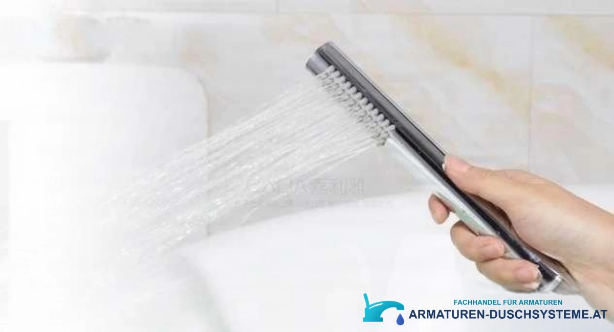 Freistehende Wannenarmatur PK1237 in Anwendung: verchromte Stabhandbrause an der Badewanne