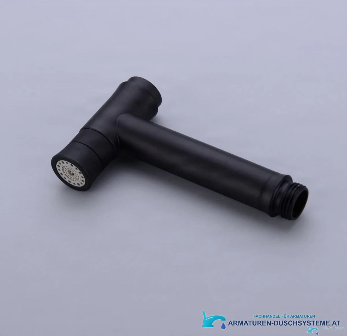 Detail der mattschwarzen Handbrause der Bidet-Wandarmatur BB1637