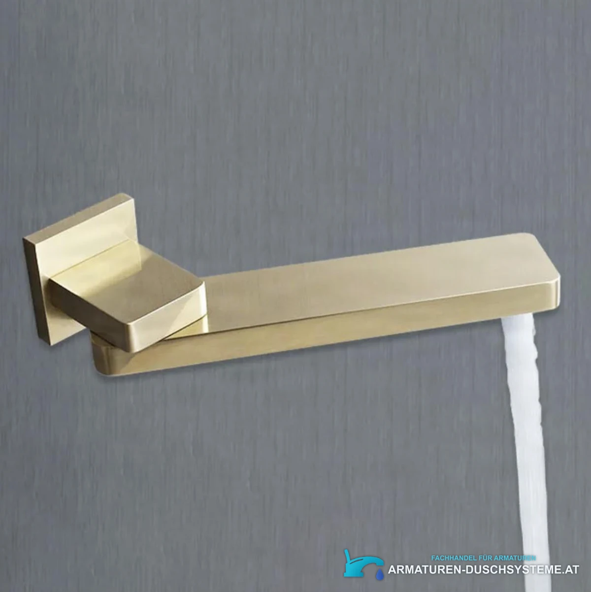 Detail des schwenkbaren Wandauslaufs des Duschsystems PT04042 in gebürstetem Gold