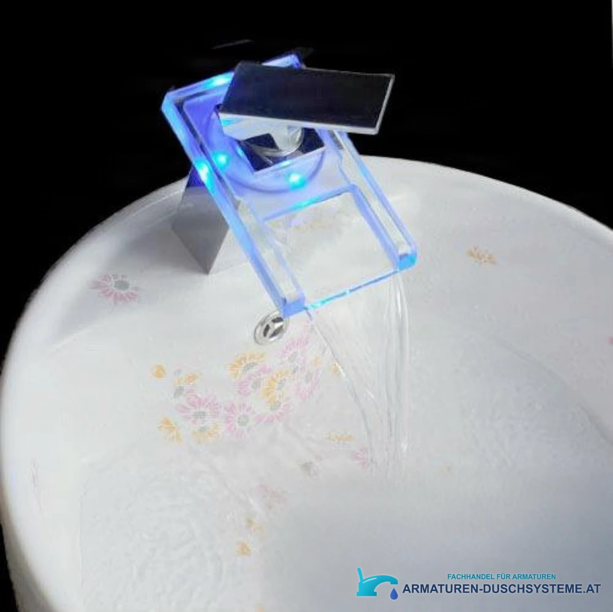 LED-Badarmatur EYN xl8002 in Chromoptik mit transparentem Auslauf