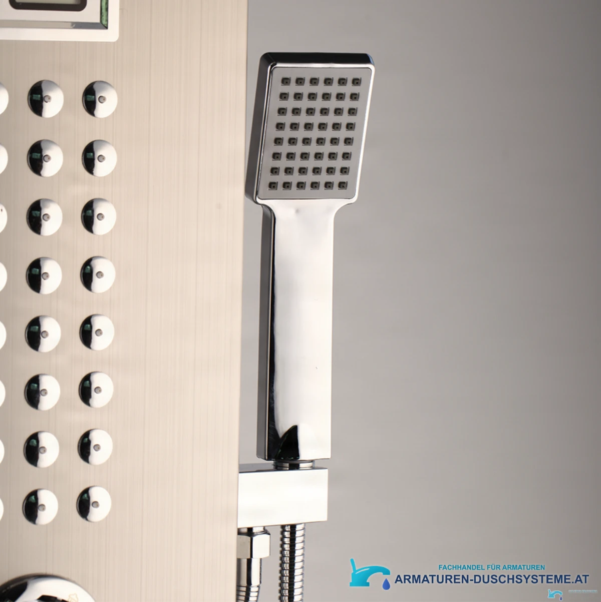 Detail der rechteckigen Handbrause am thermostatischen Eck-Duschpaneel TP1912L