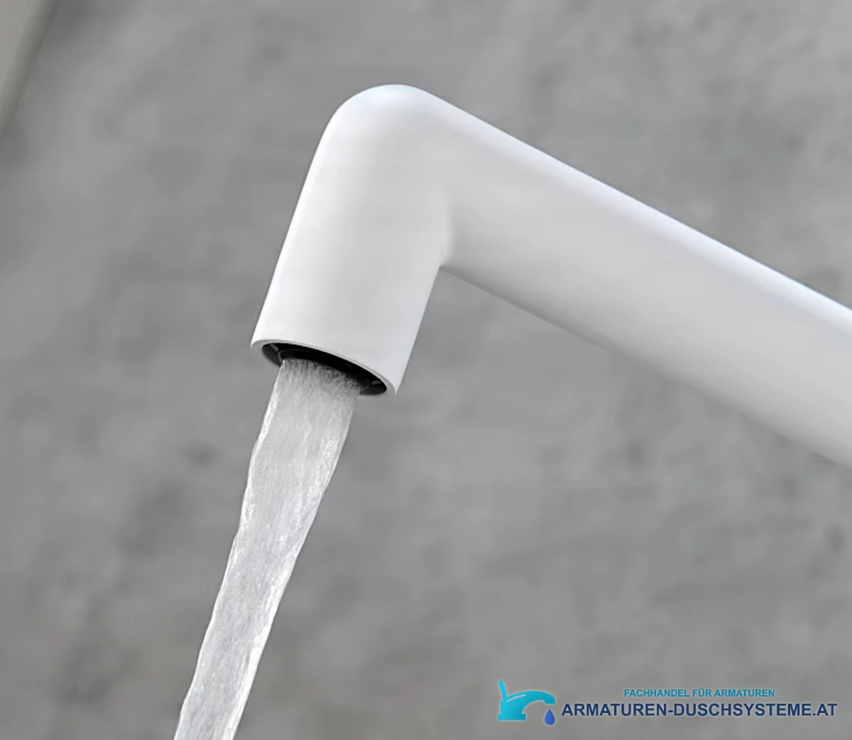 Detail des Auslaufs der Küchenarmatur KF1044 mit Wasserstrahl