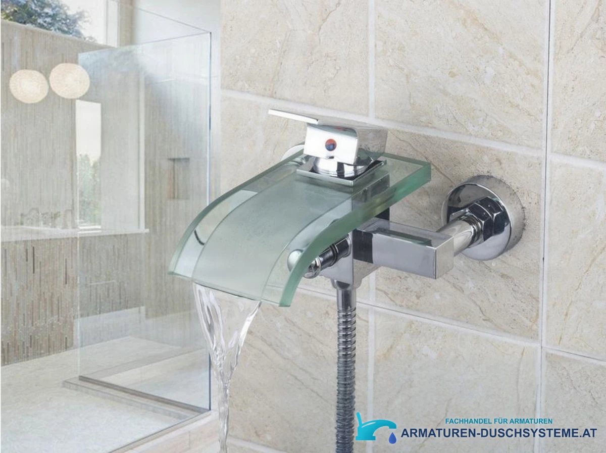 Wand-Badewannenarmatur EYN SAK4783 im Einsatz: Wasserfallauslauf an heller Fliesenwand